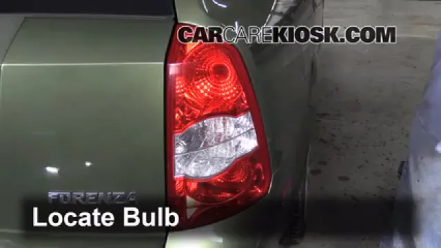 2005 Suzuki Forenza LX 2.0L 4 Cyl. Wagon Éclairage Feux de marche arrière (remplacer une ampoule)